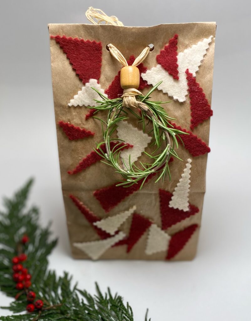 Christmas gift bag using felt